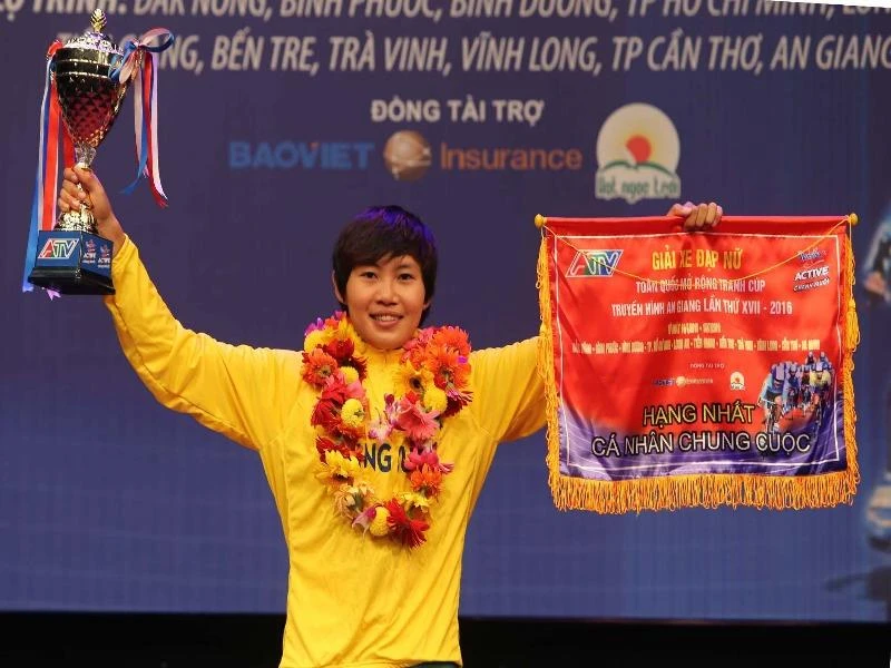 Thi đấu quá xuất sắc, Nguyễn Thị Thật đem về hai danh hiệu áo vàng và áo xanh cho CLB Hạt Ngọc Trời