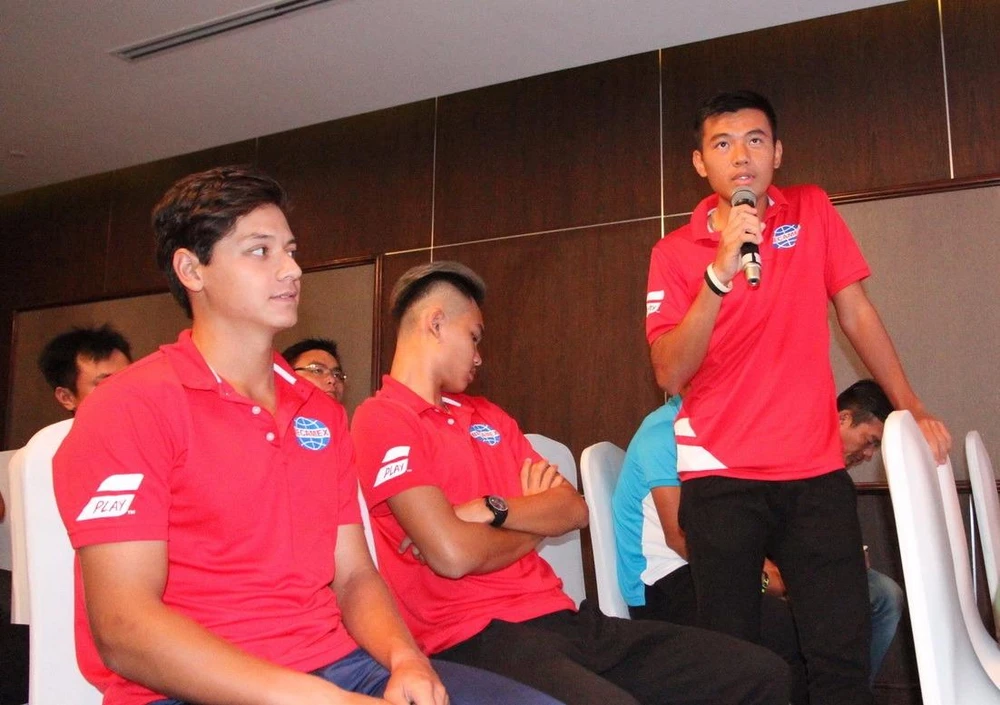 Tay vợt Lý Hoàng Nam (đứng) tự tin sẽ đoạt chức vô địch Men's Futures trên sân nhà