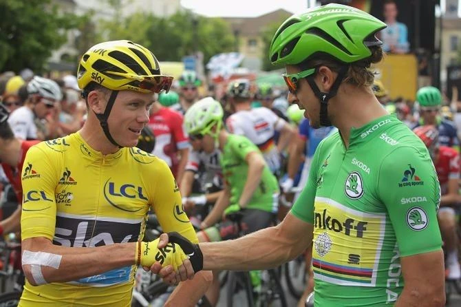 Froome và Peter Sagan bắt tay nhau trước khi kết thúc 21 chặng đua khắc nghiệt nhất thế giới.