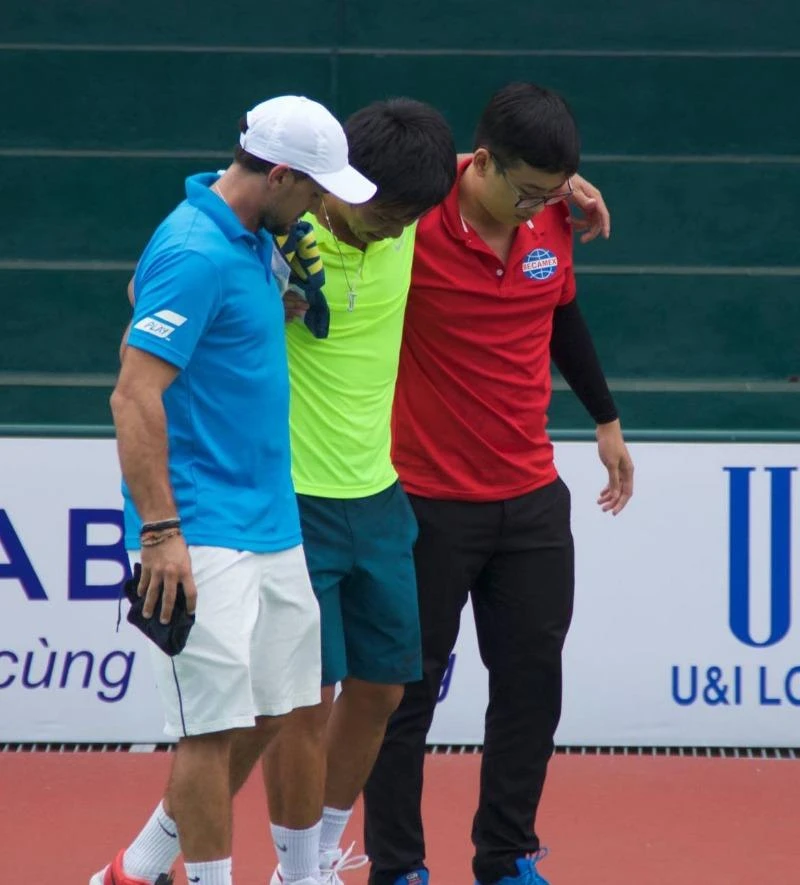 Hoàng Thiên chấn thương