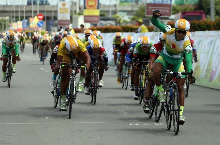 Cú nước rút dũng mãnh giúp Nguyễn Thành Tâm vượt qua đại kình địch <a href='https://plo.vn/tu-khoa.html?q=Lê Văn Duẩn' title='Lê Văn Duẩn'>Lê Văn Duẩn</a> giành chiến thắng chặng 3. ẢNH: CMQ