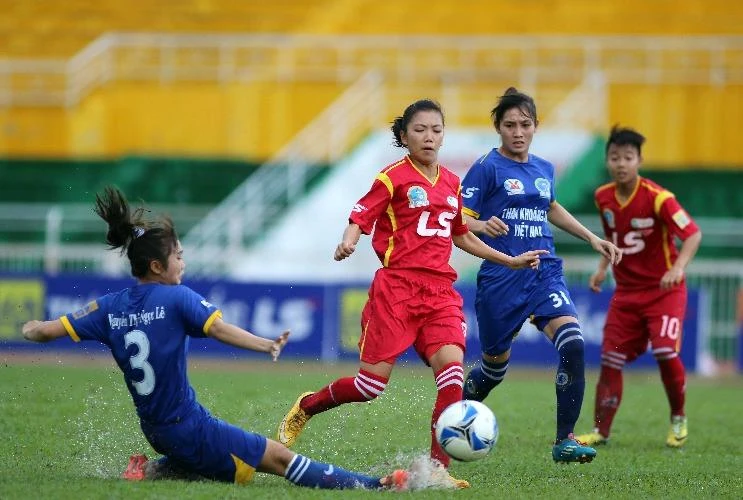 Mặt sân Thống Nhất sũng nước ảnh hưởng đến lội chơi tấn công của TP.HCM 1 và Than Khoáng Sản VN. ẢNH: CMQ