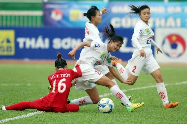 Trận thua 0-1 trước Hà Nội 1 khiến Phong Phú Hà Nam (áo đỏ) đánh mất vị trí á quân trên bảng xếp hạng. ẢNH: CMQ