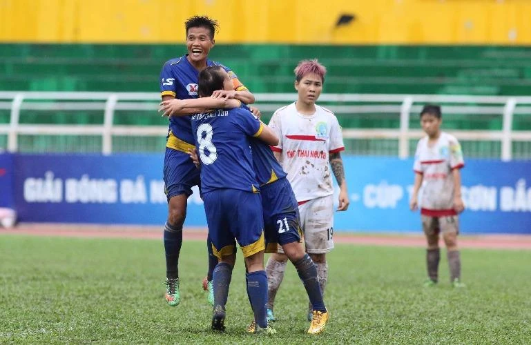 Chiến thắng quí hơn vàng giúp đội bóng đất mỏ giành quyền vào vòng dành cho 4 đội bóng mạnh nhất giải