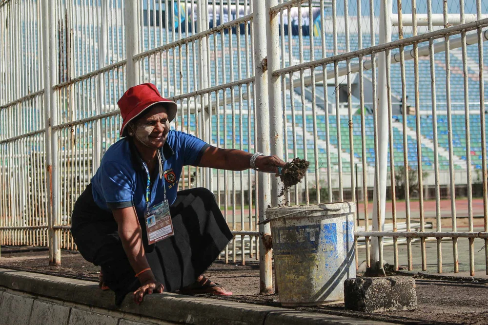 Phụ nữ, trẻ em Myanmar 'ăn theo' AFF Cup ảnh 6