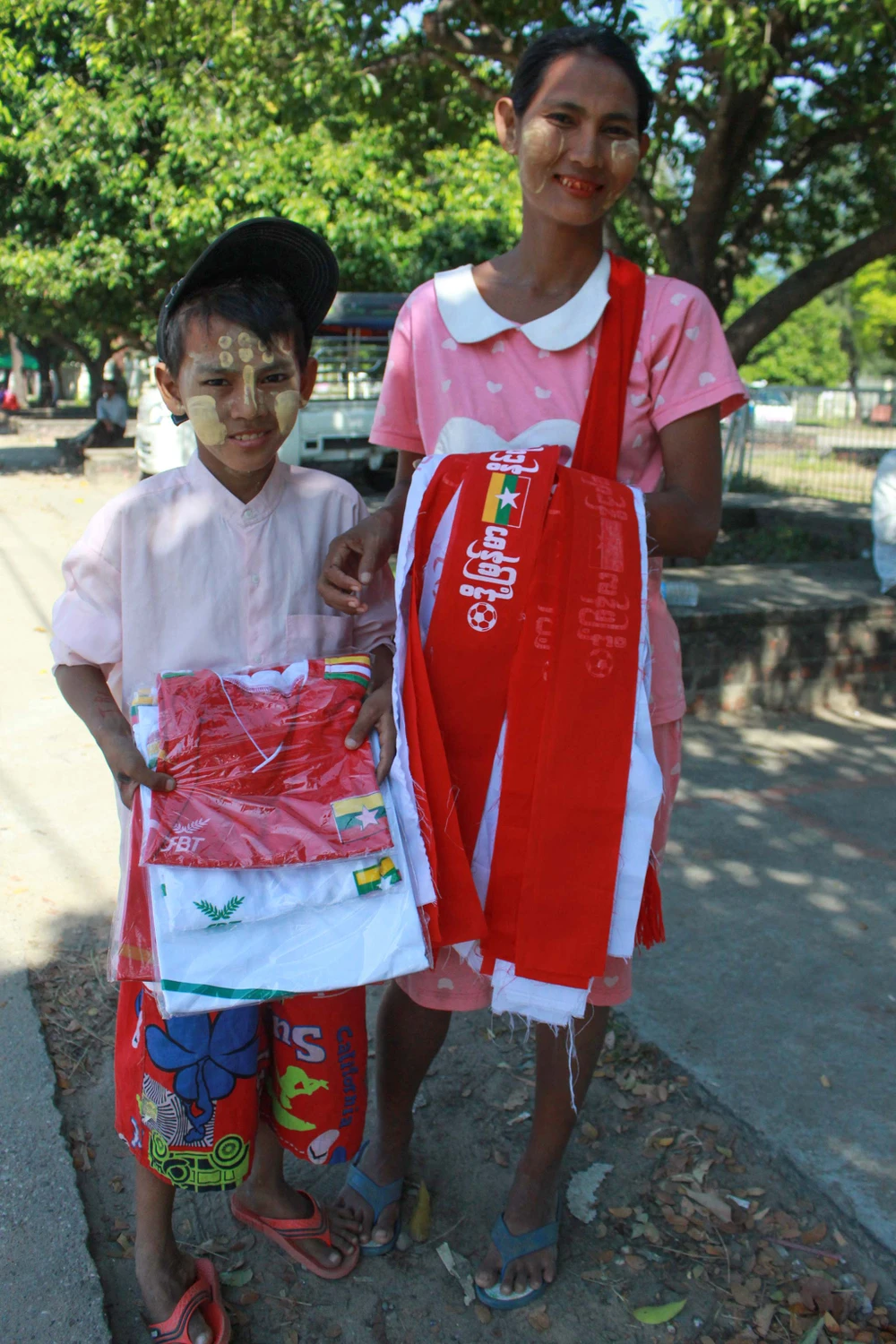 Phụ nữ, trẻ em Myanmar 'ăn theo' AFF Cup ảnh 9