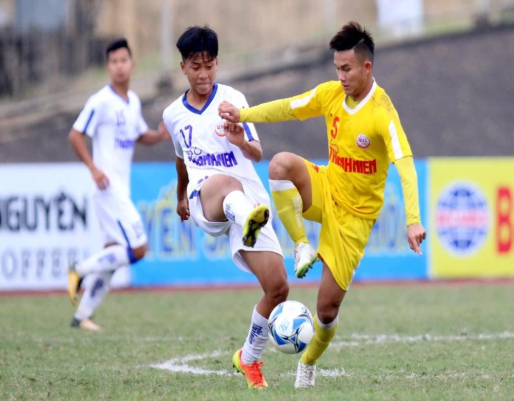 Ở thế "kèo trên" nhưng Hà Nội (phải) khá chật vật mới đánh bại Huế tỉ số 1-0