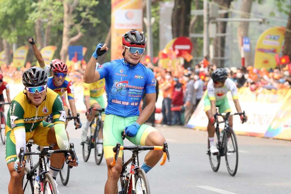 ...đã phải chuyển giao cho đồng đội Quàng Văn Cường sau chiến thắng chặng 6. ẢNH: PHẠM HUY