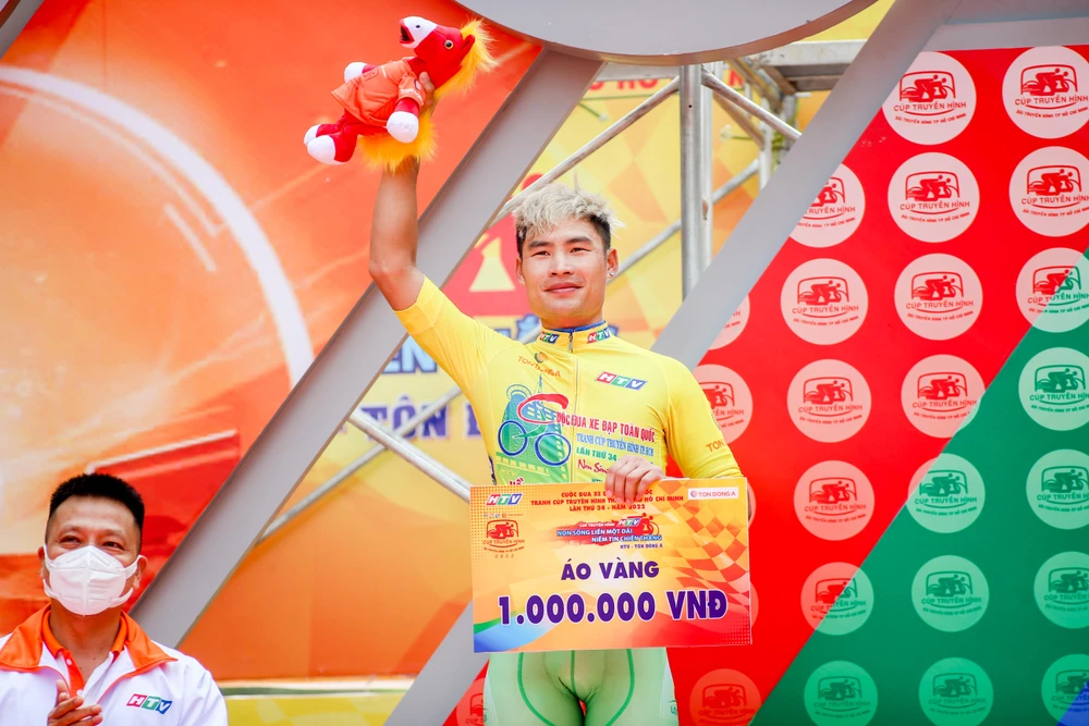 Tay đua Quàng Văn Cường nhận giải áo vàng. Ảnh: PHẠM HUY