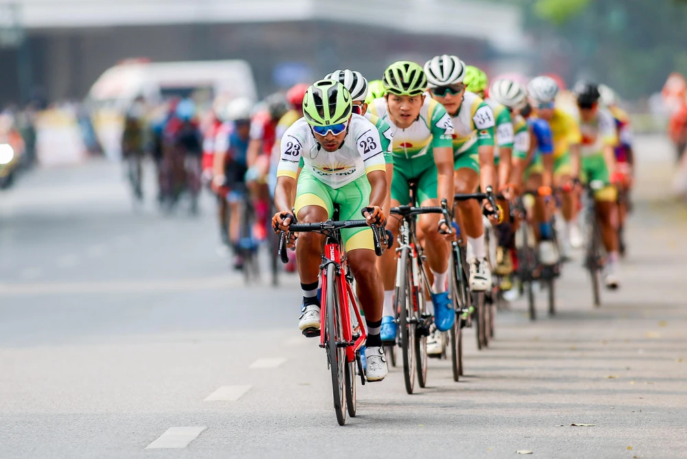 Các tay đua Tập Đoàn Lộc Trời kiểm soát đường đua. Ảnh: PHẠM HUY