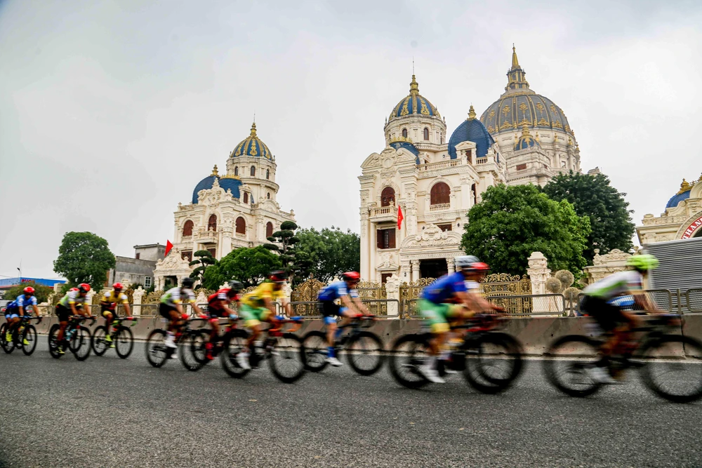 Đoàn đua đi ngang địa phận Ninh Bình. ẢNH: PHẠM HUY