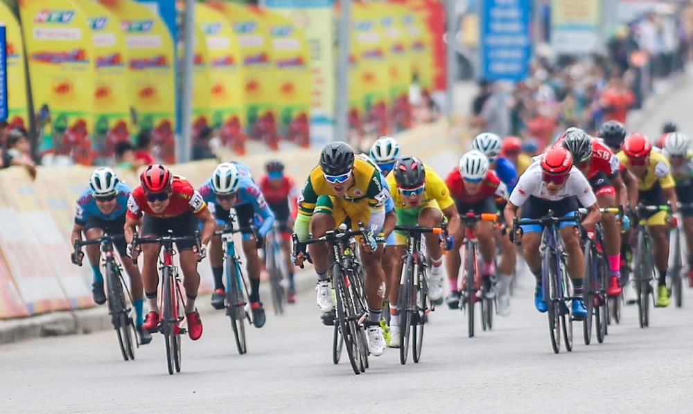 Các tay đua tốc độ tung nước rút tại mức đến Thanh Hóa. ẢNH: PHẠM HUY