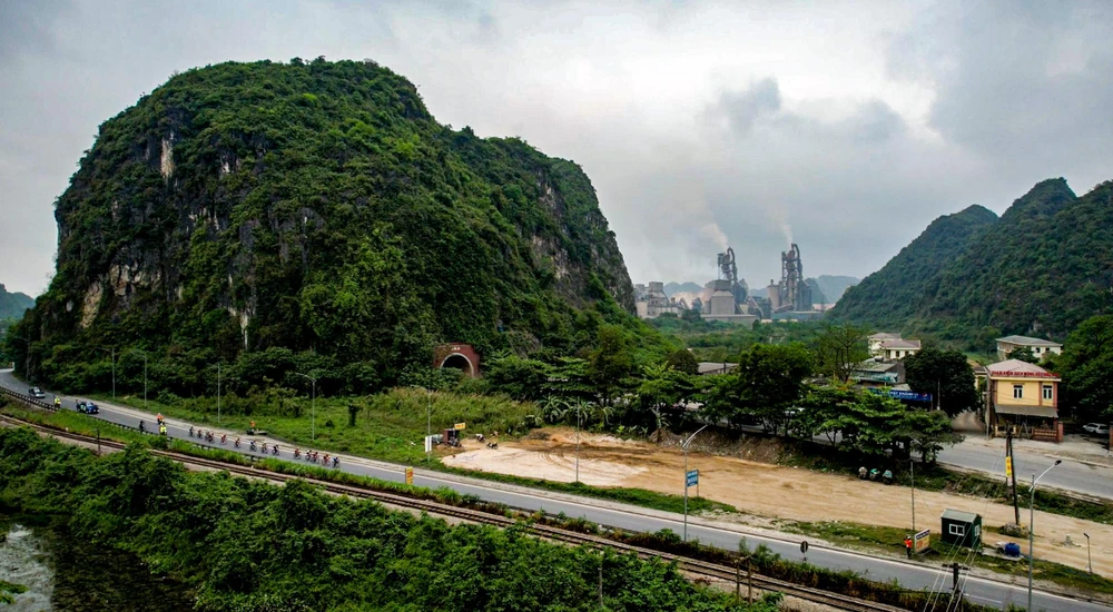 18 tay đua tốp đầu trên đường vào TP Tam Điệp. ẢNH: PHẠM HUY