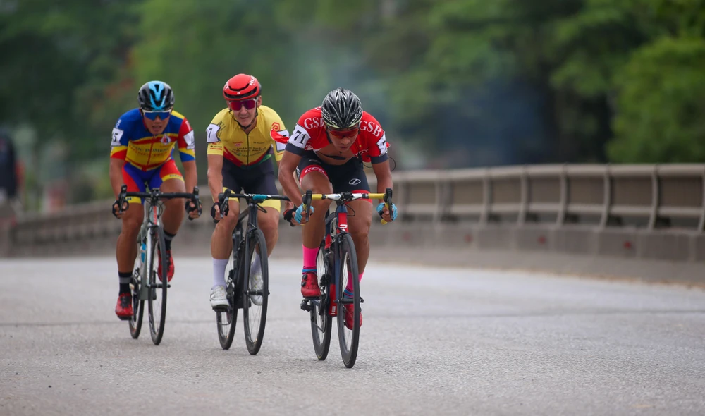 Lần lượt Erdenabat, Igor Frolov và Quốc Cường tấn công bứt phá đánh áo vàng. ẢNH: PHẠM HUY