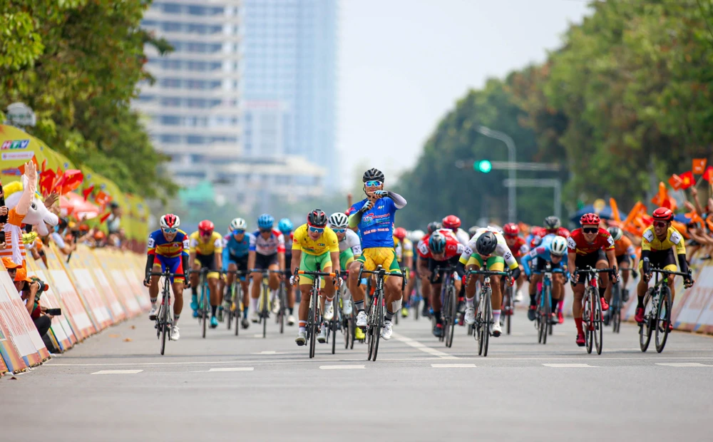 Tuấn Kiệt lần thứ 2 mừng chiến thắng với biểu tượng chữ "T" bí ẩn. ẢNH: PHẠM HUY