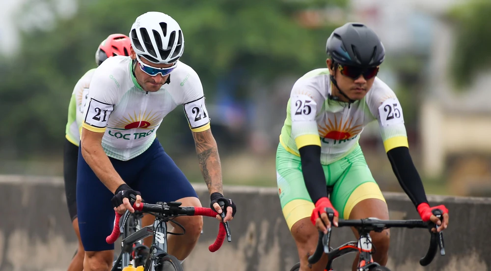 Roman Maikin đang lùi xuống làm nền cho đồng đội tỏa sáng. ẢNH: PHẠM HUY