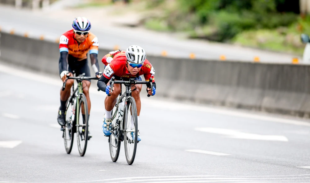 Hai tay đua Nguyễn Văn Nhã (87) và Hồ Hoàng Sơn đi tốp đầu tạo khoảng cách hơn 9 phút so với nhóm áo vàng. ẢNH: PHẠM HUY