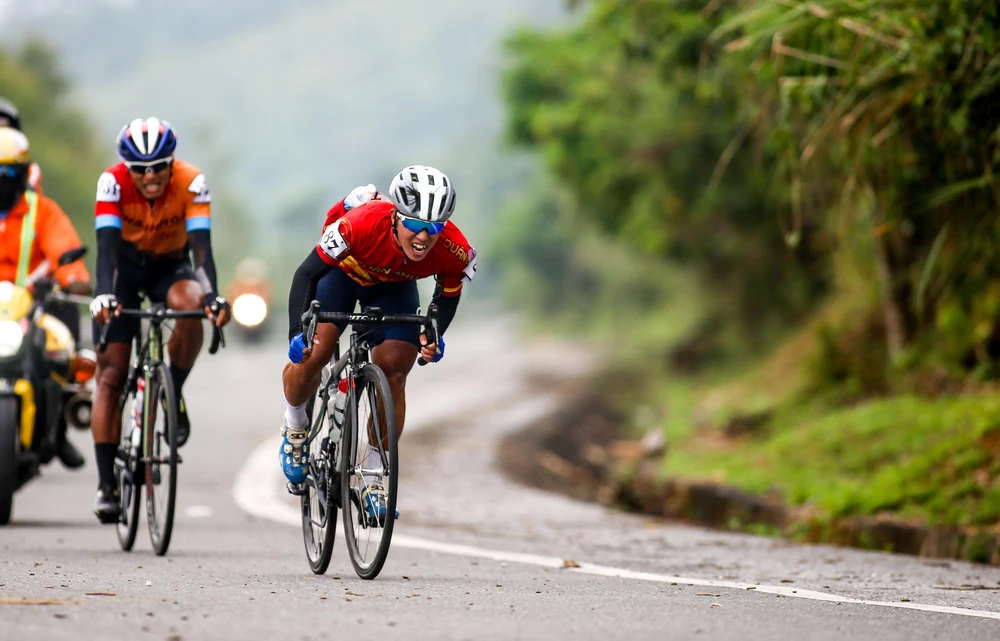 Lính trẻ Nguyễn Văn Nhã đua tốc độ giành áo chấm đỏ trên đỉnh đèo Ngang. ẢNH: PHẠM HUY
