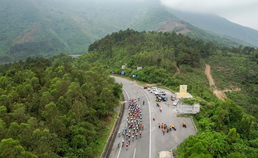 9 phút sau khi Văn Nhã chiếm áo chấm đỏ, nhóm áo vàng mới đua lên đỉnh đèo Ngang. ẢNH: PHẠM HUY