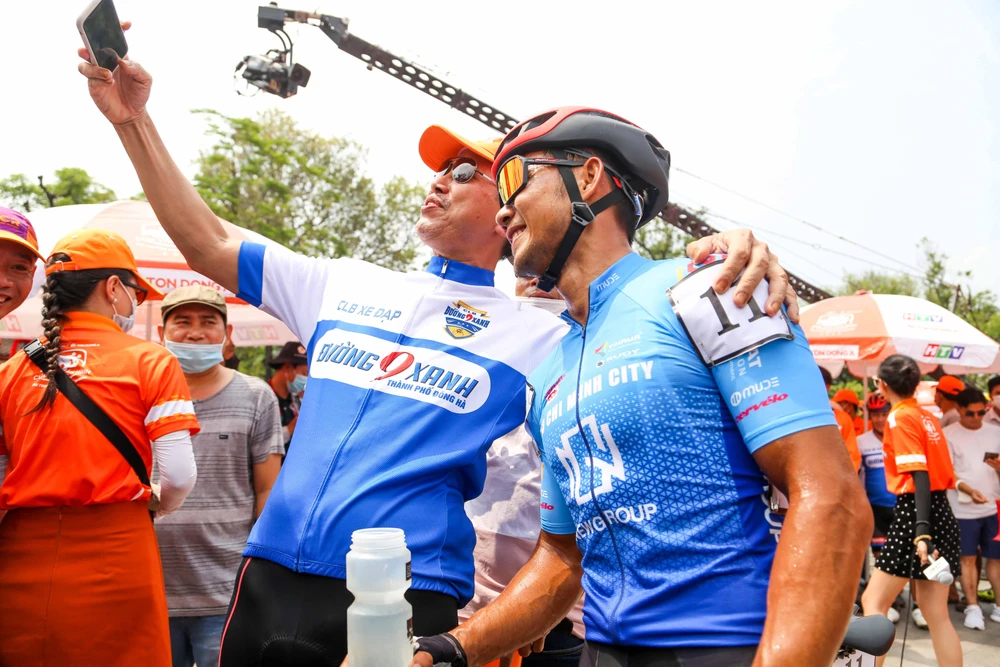 Khán giả Huế chụp ảnh chia vui với "idol". ẢNH: PHẠM HUY