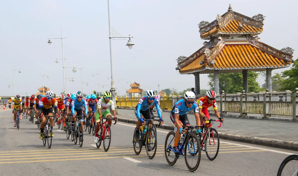 Lần đầu tiên các tay đua tranh tài trên cầu Dã Viên - Huế. ẢNH: PHẠM HUY