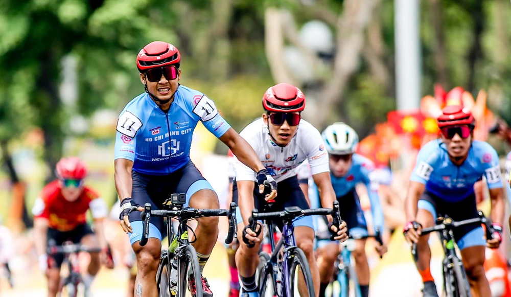 Tay đua người Hóc Môn giải tỏa mọi dồn nén sau chiến thắng đầu tiên. ẢNH: PHẠM HUY