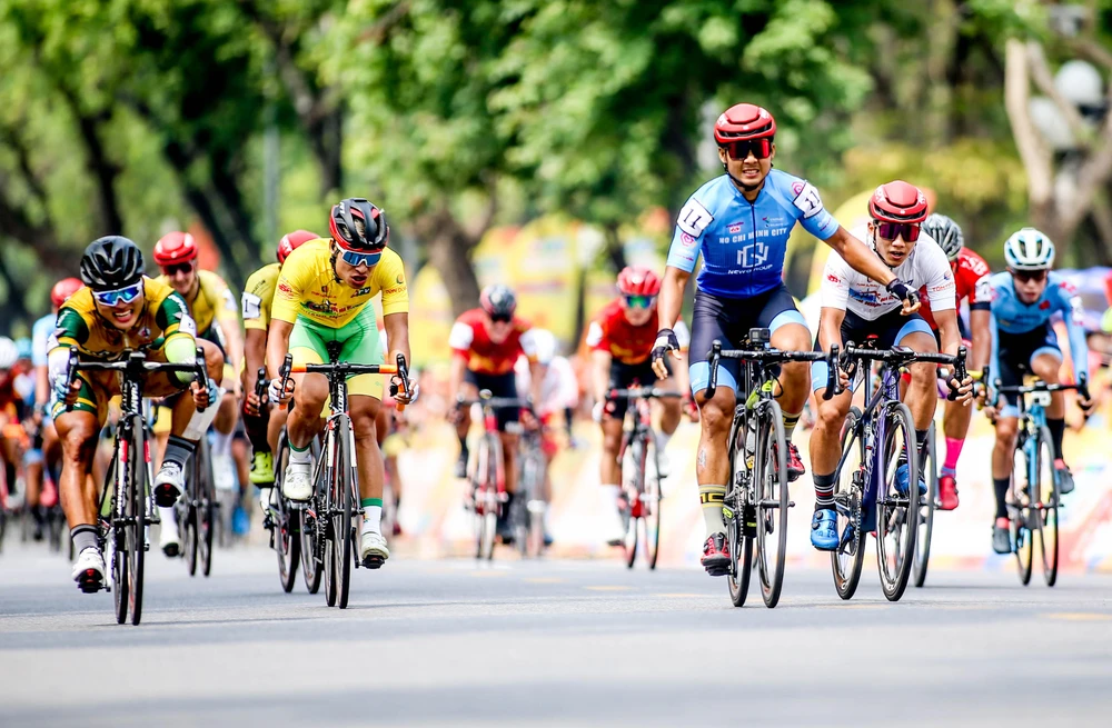 Lê Nguyệt Minh buông tay nhưng không dám vội ăn mừng chiến thắng được tính bằng milimet trước Tuấn Kiệt. ẢNH: PHẠM HUY