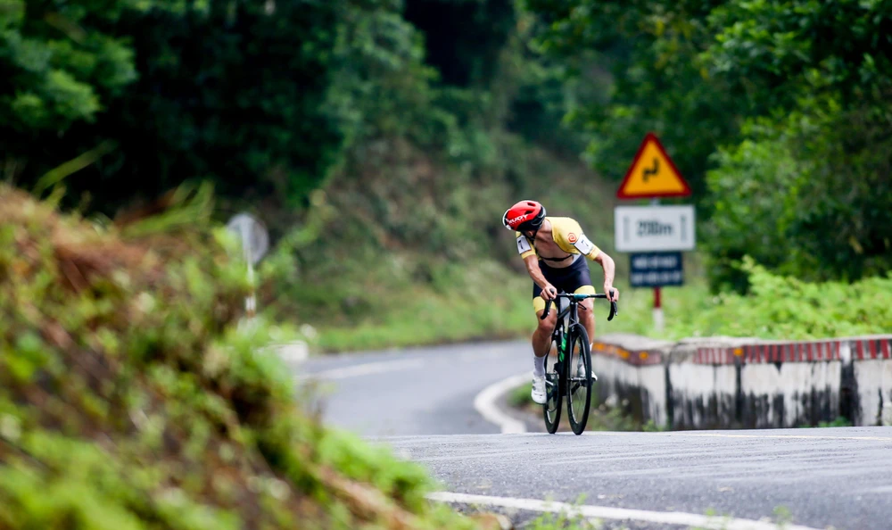 Igor bứt phá khỏi đoàn đông trên đường đèo... ẢNH: PHẠM HUY