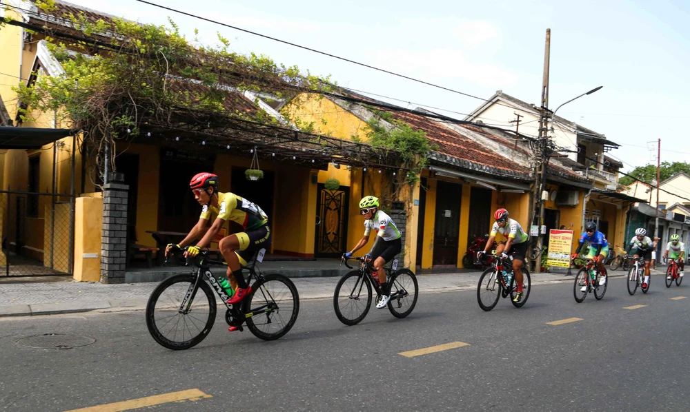 Các tay đua đi qua địa phận phố cổ Hội An. ẢNH: PHẠM HUY