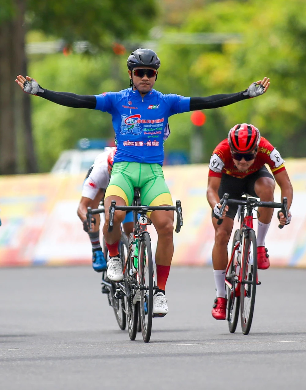 Tấn Hoài ăn mừng chiến thắng thứ 4. ẢNH: PHẠM HUY