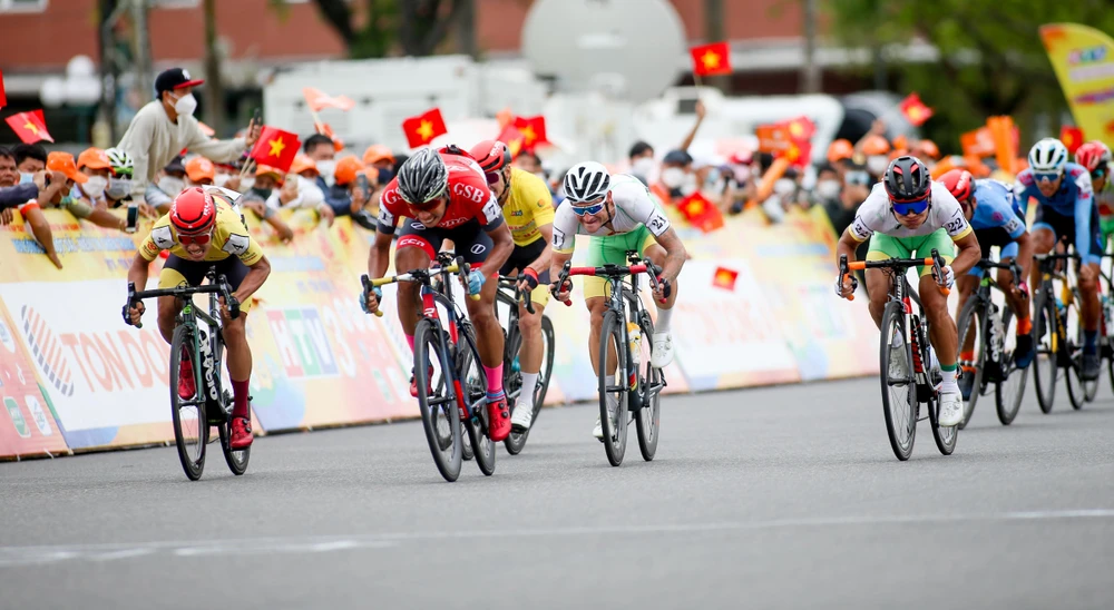 Quàng Văn Cường (22) rút thắng sprint 1. ẢNH: PHẠM HUY Quàng Văn Cường (22) rút thắng sprint 1. ẢNH: PHẠM HUY