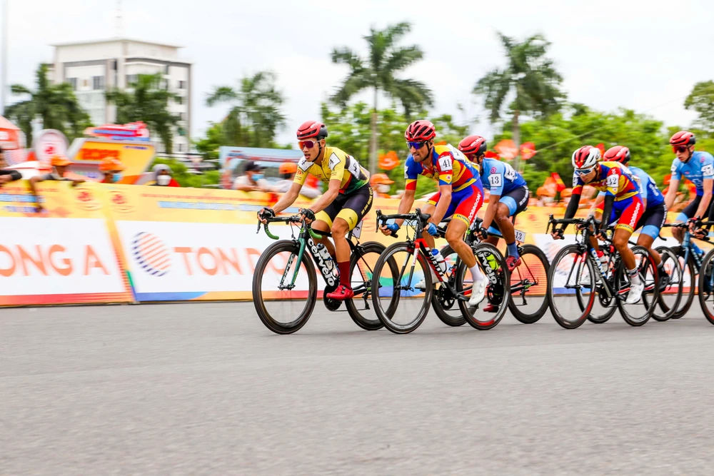 Chuyên gia tạo tốc độ Loic Desriac (41) làm "nước lớn"... ẢNH: PHẠM HUY Chuyên gia tạo tốc độ Loic Desriac (41) làm "nước lớn"... ẢNH: PHẠM HUY