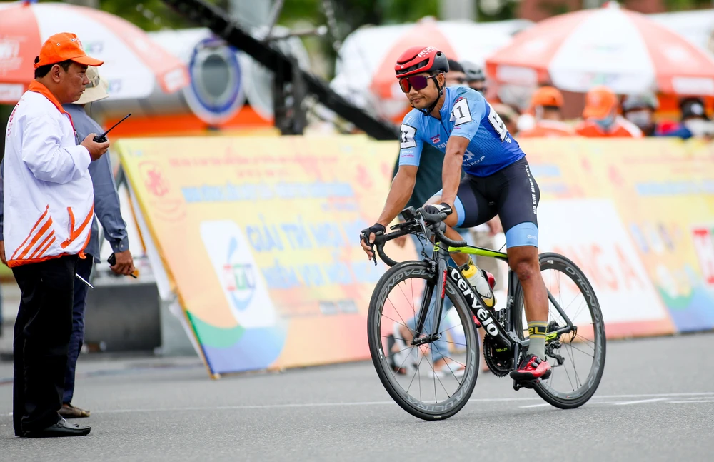 Lê Nguyệt Minh tiến qua vạch đích. ẢNH: PHẠM HUY Lê Nguyệt Minh tiến qua vạch đích. ẢNH: PHẠM HUY