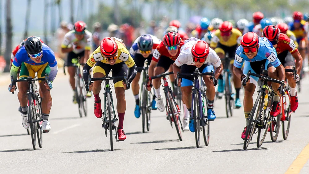 Áo xanh Trần Tuấn Kiệt (trái) tăng tốc nhưng không thắng được sức bật của ba cậu cháu nhà Lê Nguyệt Minh tại vạch đích. ẢNH: PHẠM HUY