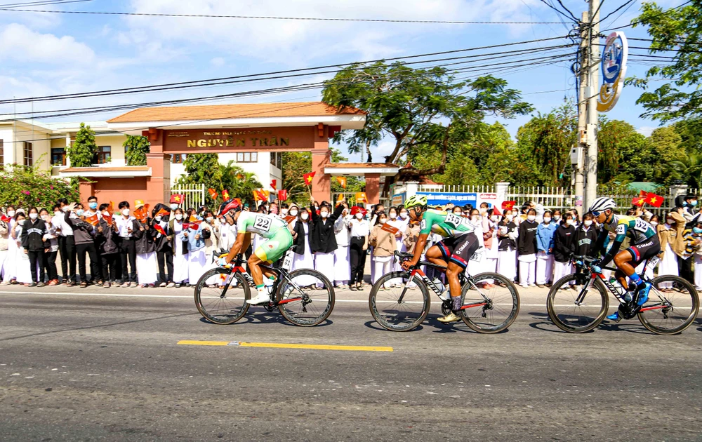Học sinh hai bên đường đội nắng cổ vũ tinh thần các tay đua. ẢNH: PHẠM HUY
