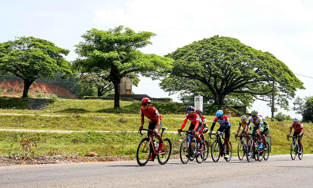 Tám tay đua nhóm đầu qua đèo Nhông. ẢNH: PHẠM HUY