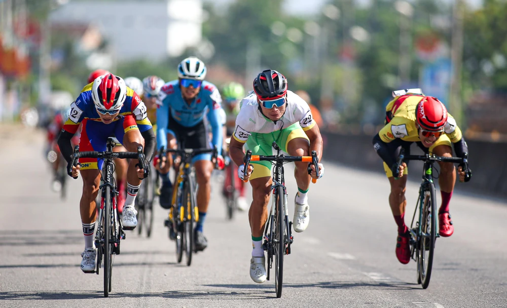 Quàng Văn Cường (22) rút thắng sprint 2. ẢNH: PHẠM HUY