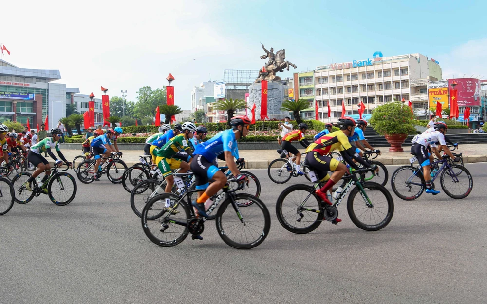 Đoàn đua rời TP Quy Nhơn.