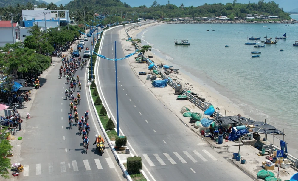 Nhóm Áo vàng đi qua làng chài ở TP biển Nha Trang.