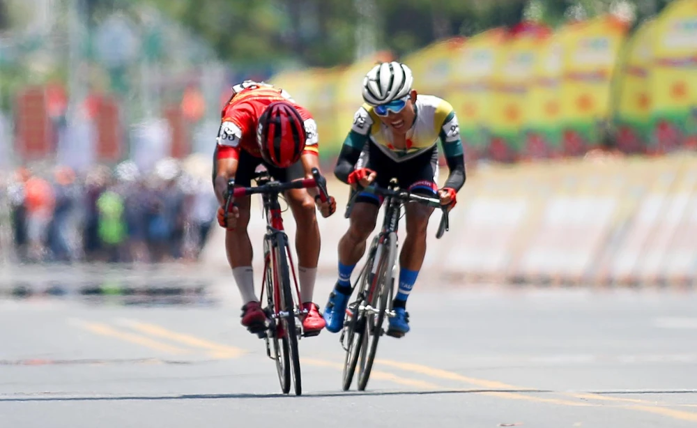 Hà Văn Sơn đọ nước rút với Hồ Ngọc Chánh tại mức đến.