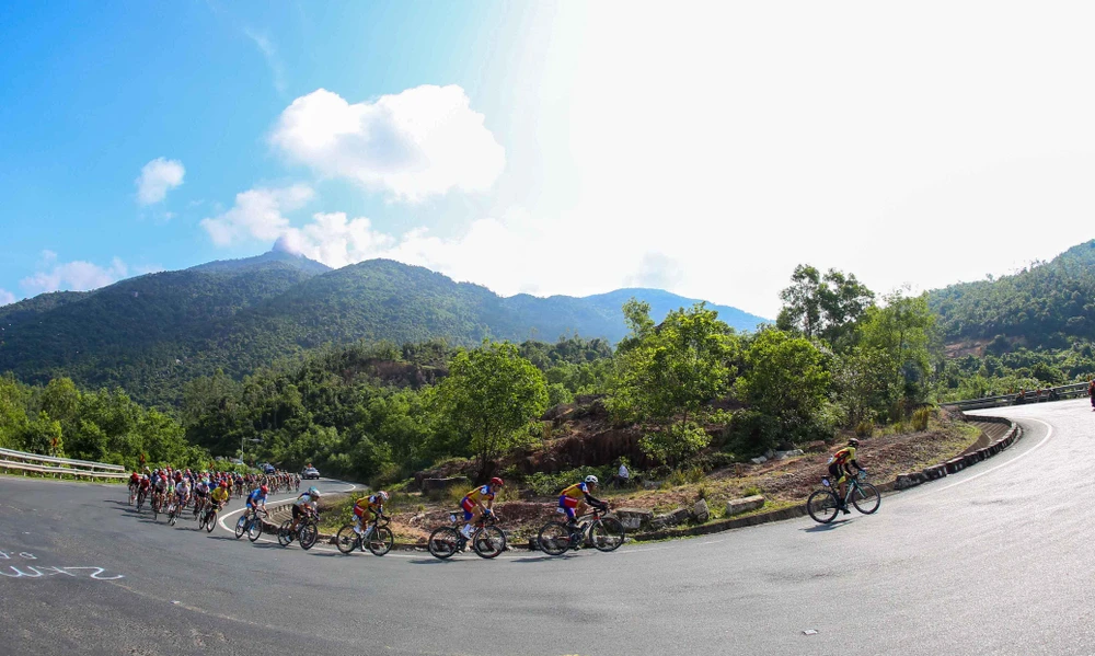 Các tay đua tăng tốc trên đèo Cả.