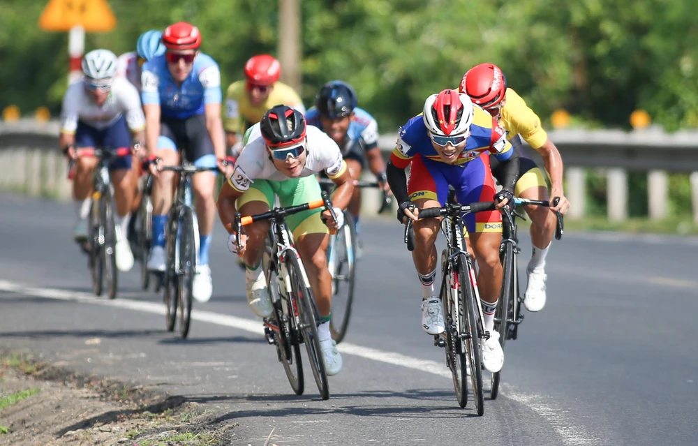 Phan Hoàng Thái đánh bại Văn Cường và Igor Frolov trên đỉnh đèo Cả. ẢNH: PHẠM HUY