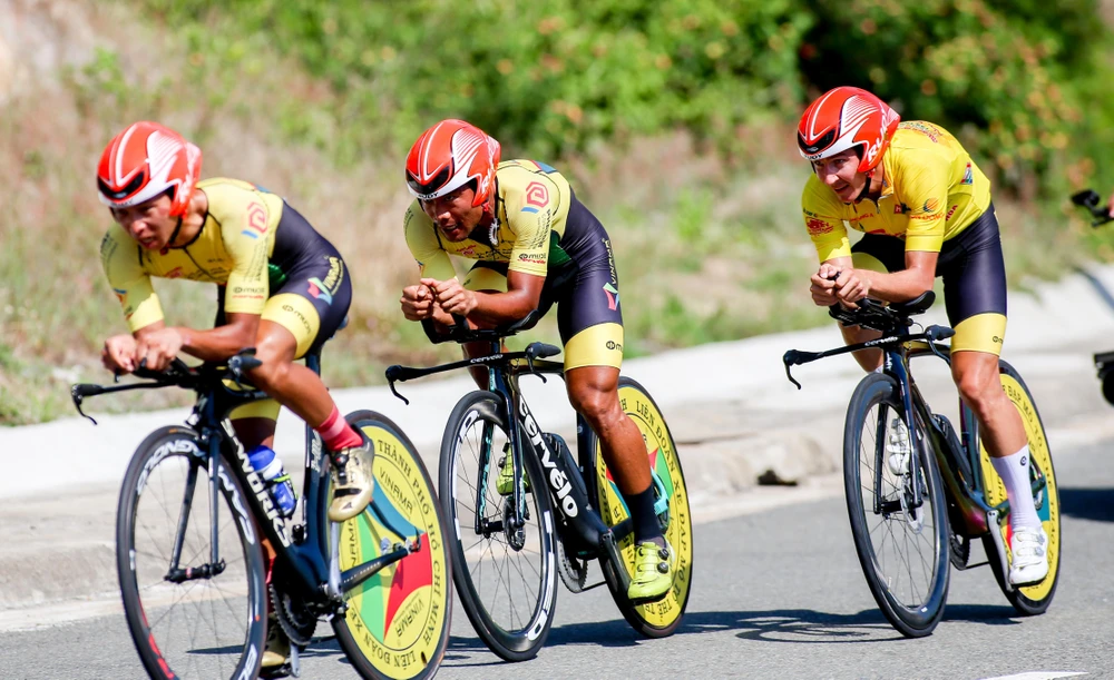 TP.HCM Vinama về đích hạng ba, kém đội vô địch 19,07 giây vẫn bảo toàn ngôi nhất đồng đội. Tay đua Igor tiếp tục chiếm áo vàng sau 19 chặng.