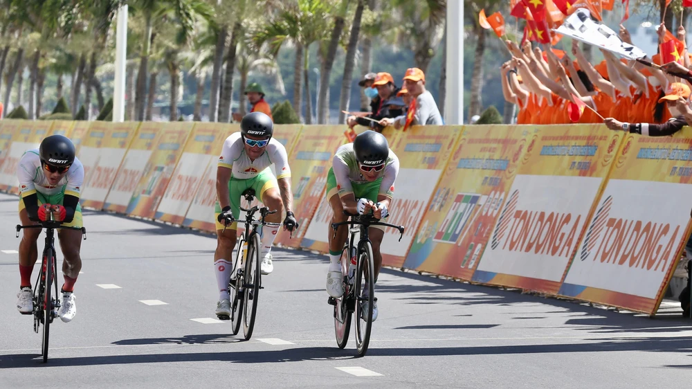 Tại mức đến, Nguyễn Tấn Hoài, Roman Maikin và Quàng Văn Cường giúp Tập Đoàn Lộc Trời giành chiến thắng chặng 19.