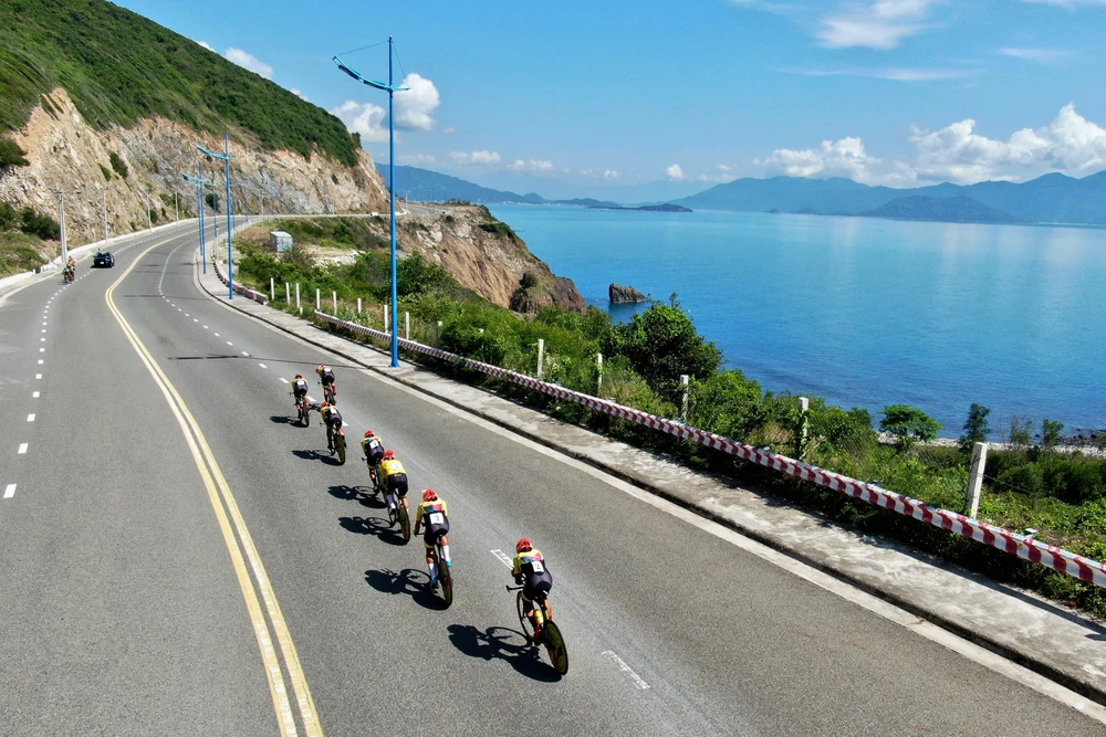 Các tay đua tranh tài 2 vòng, dọc cung đường biển tại TP Nha Trang.