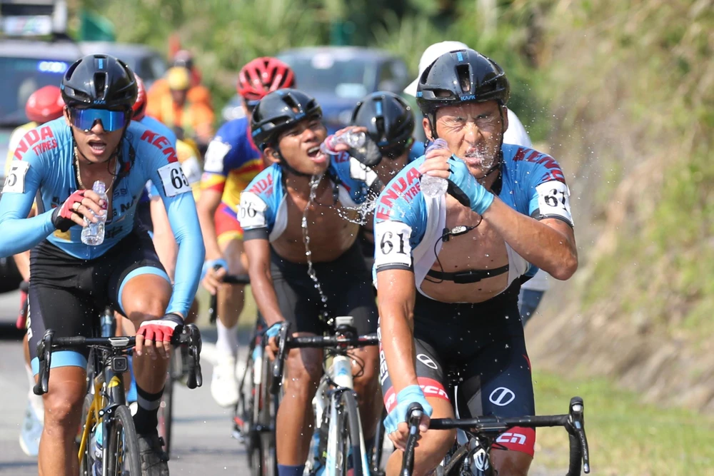 Các tay đua SGB Đồng Nai tiếp nước ở chặng thi đấu cực kỳ nỗ lực.