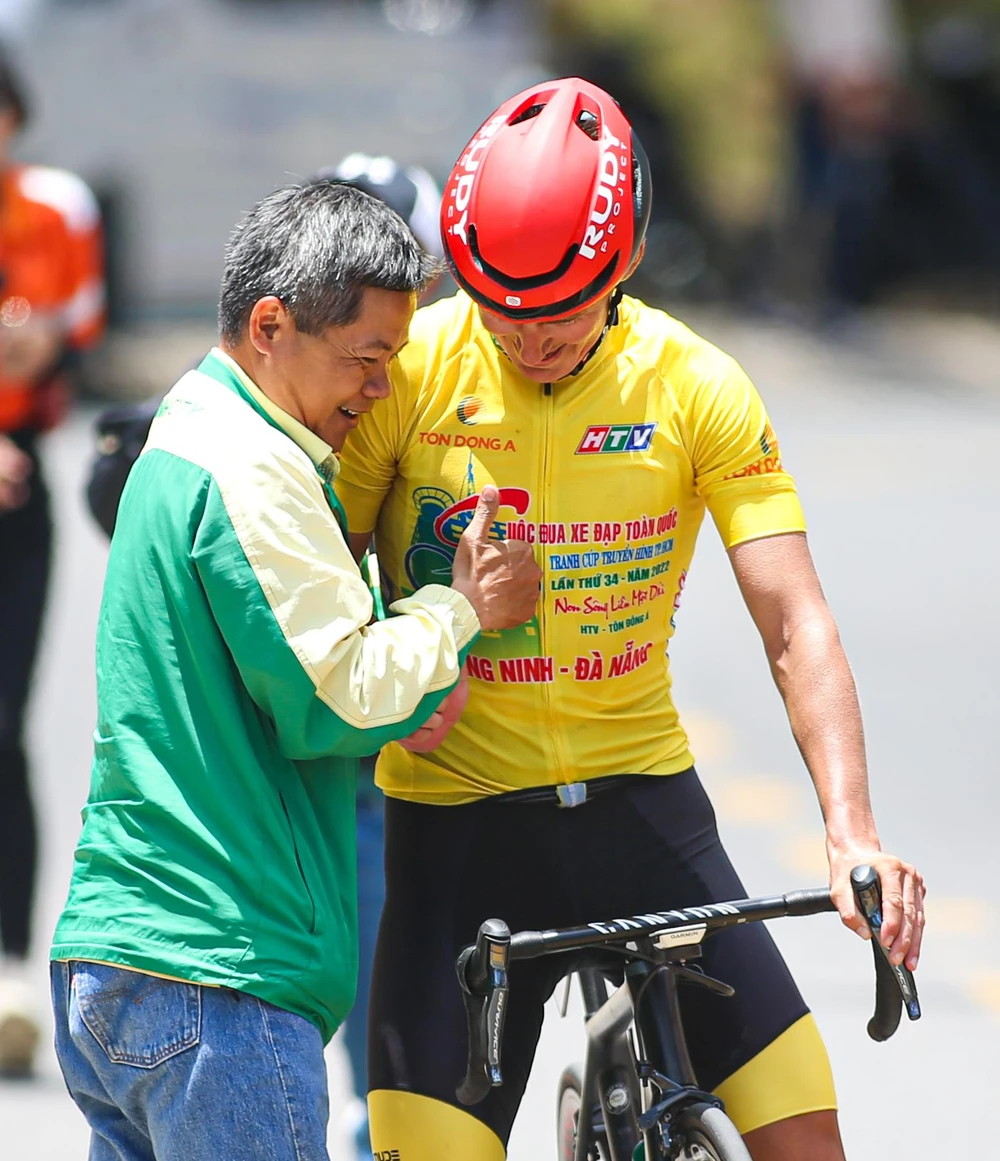 HLV Đỗ Thành Đạt bắt tay chúc mừng chiến binh Nga quả cảm - Igor Frolov.