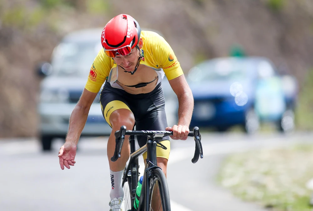 ...giành chiến thắng đỉnh đèo Khánh Lê đoạt áo chấm đỏ.