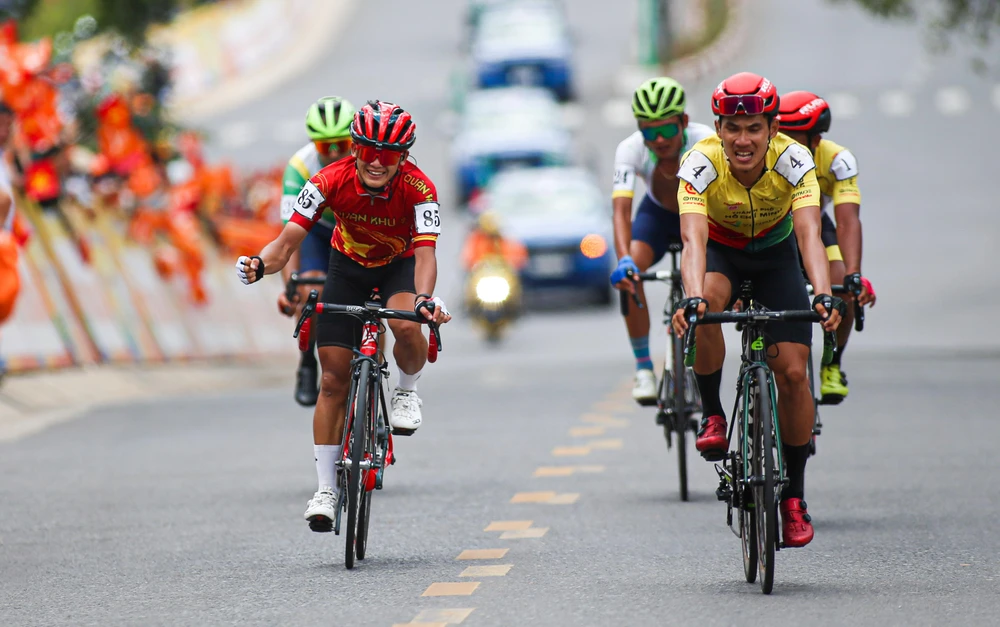 Tài năng trẻ Phạm Lê Xuân Lộc (85) có mặt trong tốp 4 giành áo trắng sau 20 chặng.