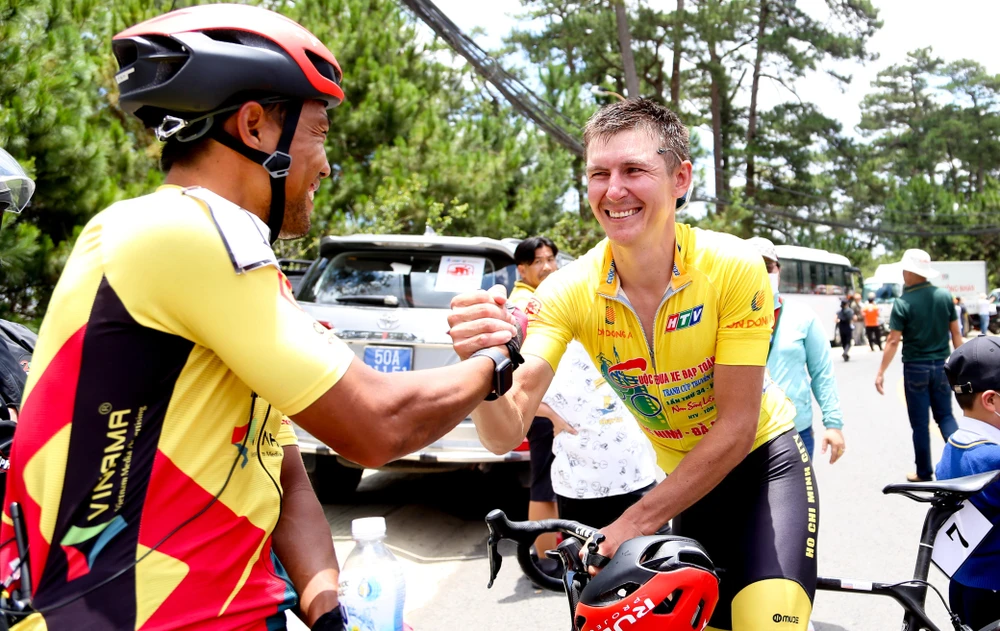 Tay đua 32 tuổi chia vui với đội trưởng Nguyễn Trường Tài. ẢNH: PHẠM HUY